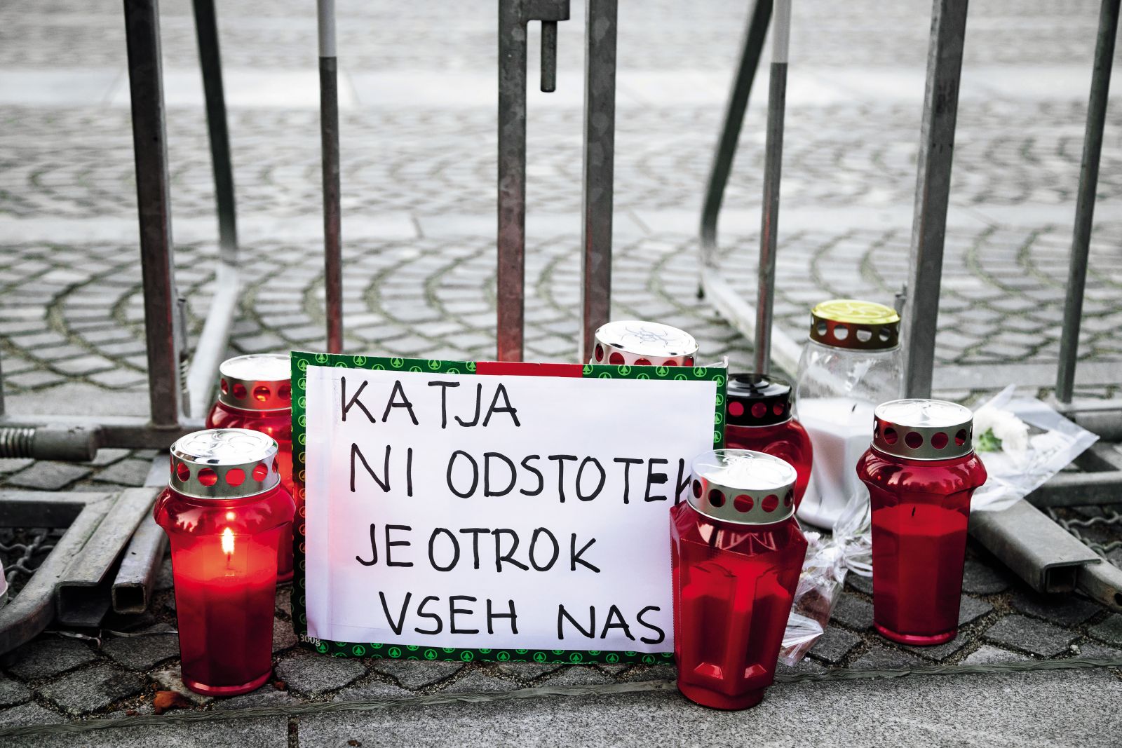 Sveče na Trgu republike za dekle, ki je umrlo po cepljenju