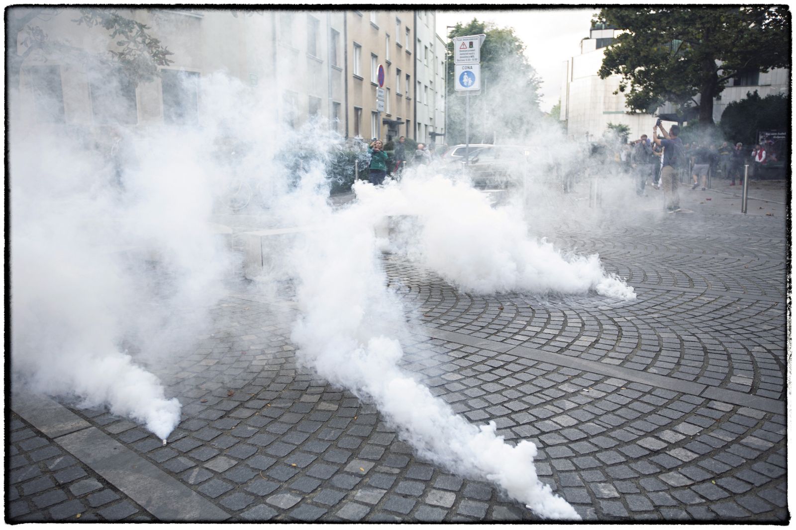 Tri ure je bilo središče Ljubljane zavito v dim. Po lastnih besedah je policija porabila več kot 400 plinskih nabojev in bomb