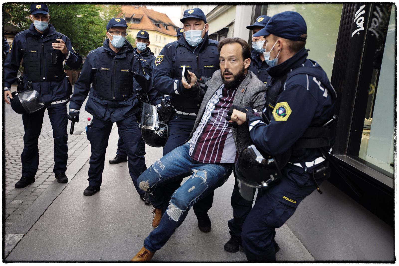 Takoj na začetku pohoda je policija, potem ko se je množica s Trga republike odpravila po Čopovi cesti, pridržala enega izmed pobudnikov protesta, raperja Zlatana Čordića – Zlatka