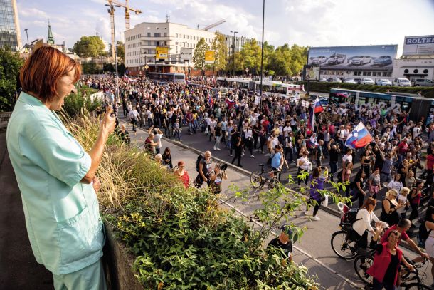 Pozdrav zdravstvene delavke za uporno množico. Ljubljana, 29. septembe