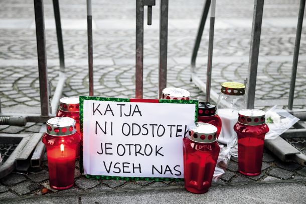 Sveče na Trgu republike za dekle, ki je umrlo po cepljenju 