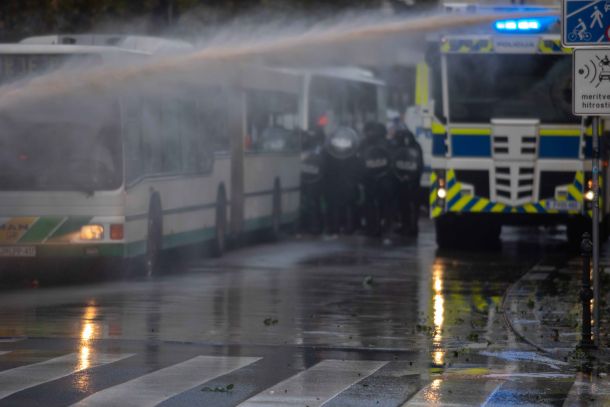 Policijsko posredovanje na torkovih protestih v središču Ljubljane