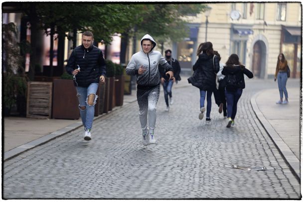 Solzivec ne izbira, v Ljubljani je doletel vse: protestnike, turiste, mimoidoče, naključne sprehajalce.