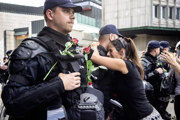 Začelo se je z rožami in objemi, končalo z nasiljem (fotografija je bila posneta 29. septembra na Trgu republike)