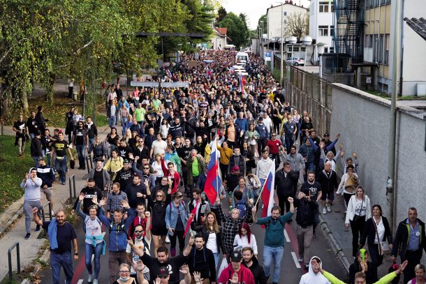 V torek, 5. oktobra, so protestniki, opremljeni s slovenskimi zastavami, krenili po Ljubljani. Sledili so jim policisti, jih blokirali, preusmerjali, če ni šlo drugače so množico skušali razbiti s solzivcem in vodnim topom, grobo in nasilno. 