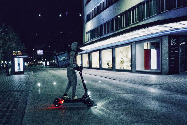 Ni mej za platforme: Edini, ki so se lahko premikali po Sloveniji v času policijske ure (fotografija je bila posneta 25. oktobra 2020 ob 22.35 v Ljubljani)