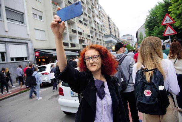 Helena Milinković se že dolgo bori za svobodne in neodvisne medije, zato pa je za sedanjo oblast tako zelo moteča. (na fotografiji na protestu za javno RTV leta 2020)