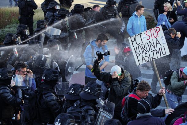 Policijski osvežilci zraka za solze sreče na sredinem protestu v Ljubljani  