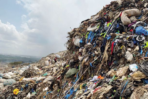 Pokopališče hitre mode na enem izmed smetišč v Gani 
