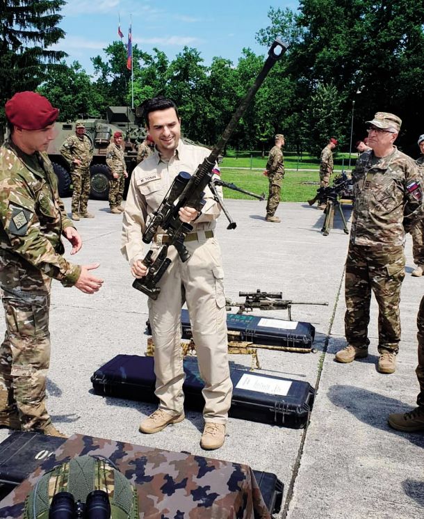 Ljubitelj vojske in orožja minister Tonin 