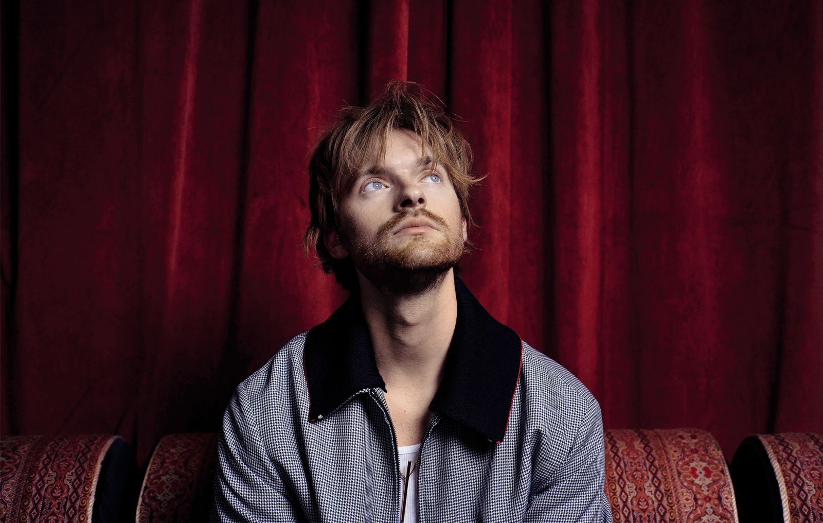 Solistični prvenec starejšega brata in producenta zvezdnice Billie Eilish pogrne na celi črti.