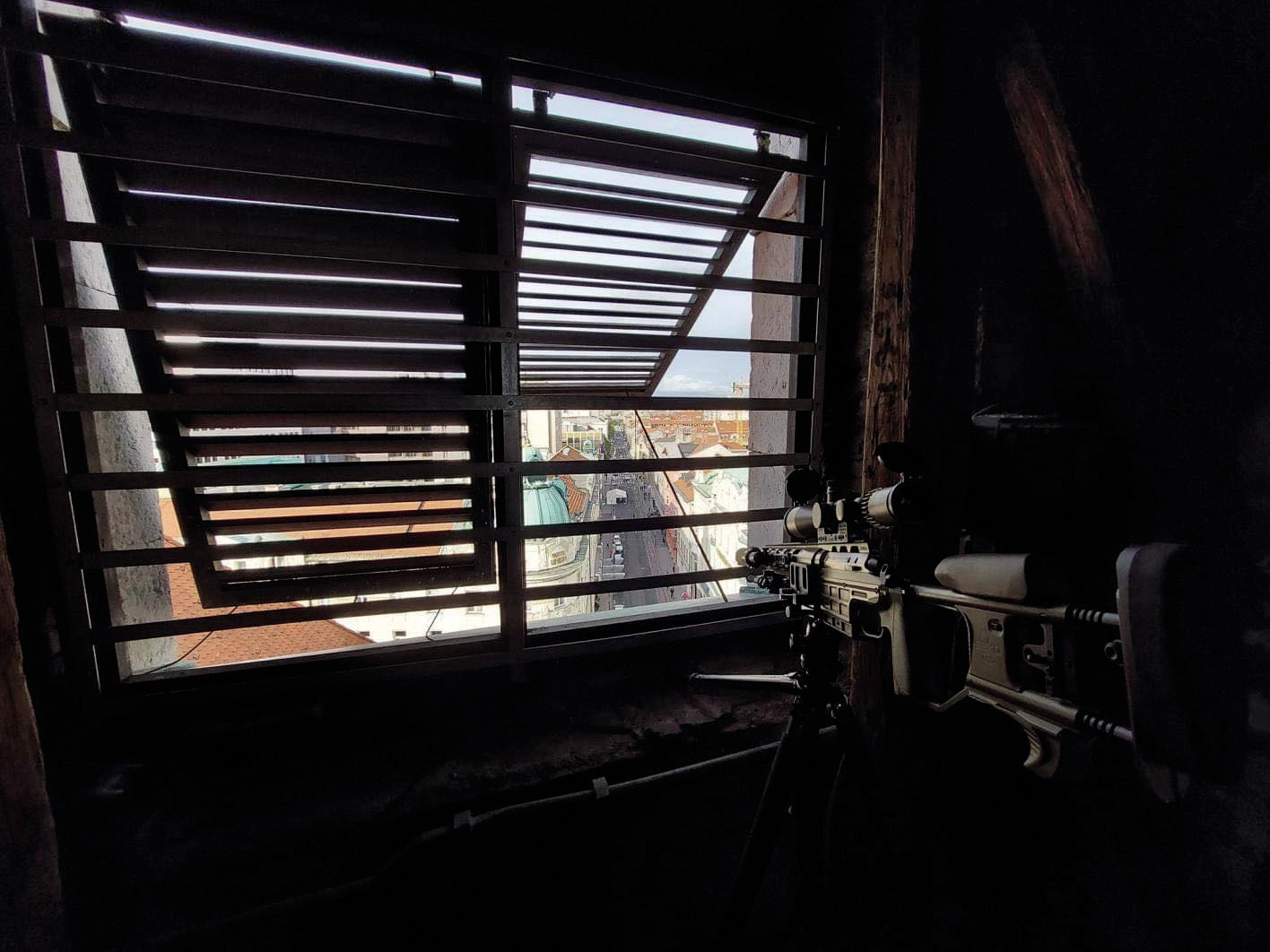 Fotografija s puško, ki naj bi varovala visoke goste /