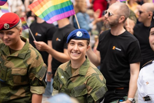 Krivi so LGBTQ+ vojaki