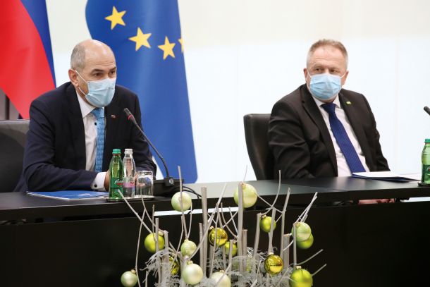 Premier Janez Janša in njegov gospodarski minister Zdravko Počivalšek. Obema nagajajo kritični mediji. 