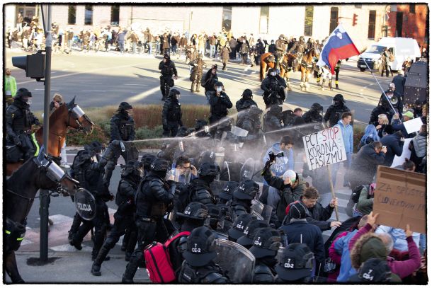 Vladavina z uporabo policije je policijska diktatura. /