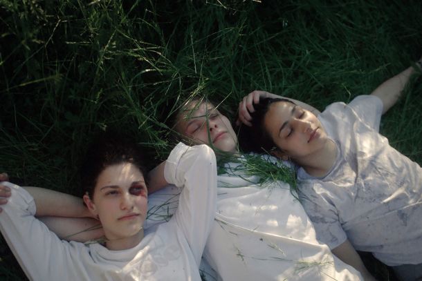Kuklin kratki film Sestre je po glavni mednarodni nagradi, grand prixu, na odmevnem festivalu v Cleremont Ferradu zdaj dobil še vesno za najboljši kratki igrani film.