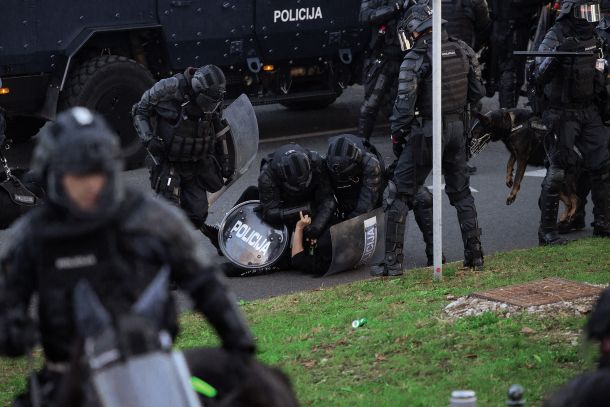 Prijateljski policijski prijemi na nedavnih protestih 