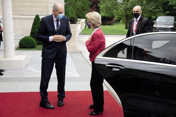 Včasih ni težko biti vljuden: Janez Janša in Ursula von der Leyen na Brdu