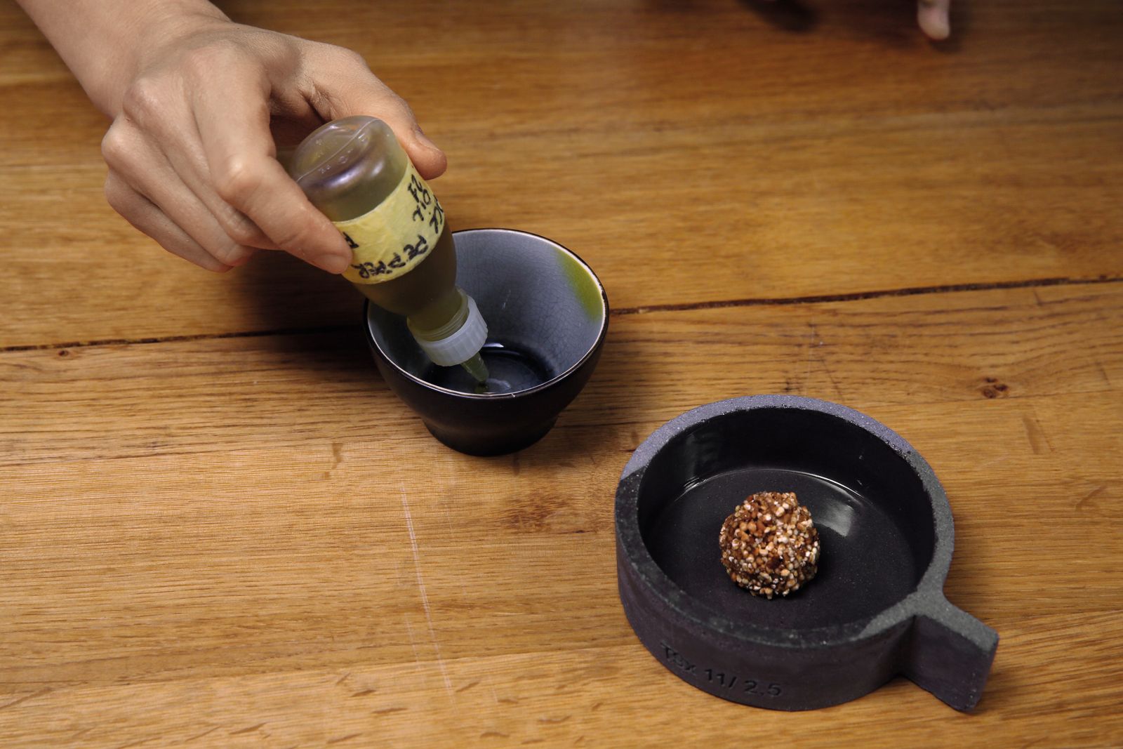 Slovenska različica japonske slaščice mochi ob spremljavi »hruškove juhe«, oziroma, reduciranega hruškovega soka s kapljico olja iz črnega popra.