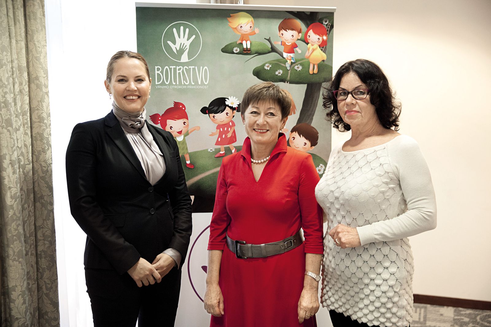 Vzorna stran: Nina Zidar Klemenčič nudi brezplačno pravno pomoč projektu Botrstvo (na fotografiji skupaj z nadzornico projekta Mileno Štular in sekretarko Zveze prijeteljev Mladine Ljubljana Moste Polje Anito Ogulin leta 2014)