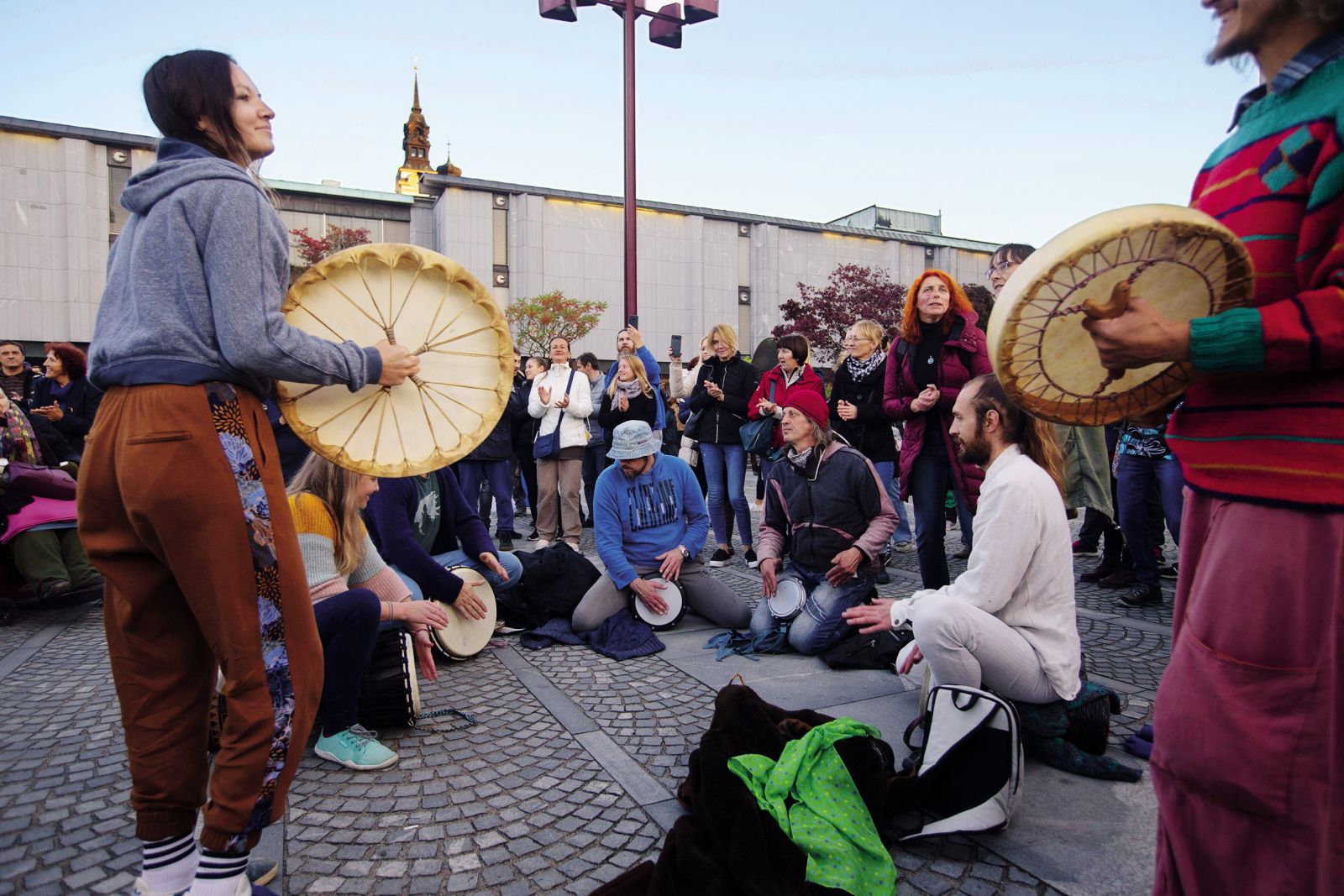 Bobni ljubezni na sredinem protestu. | Željko Stevanić