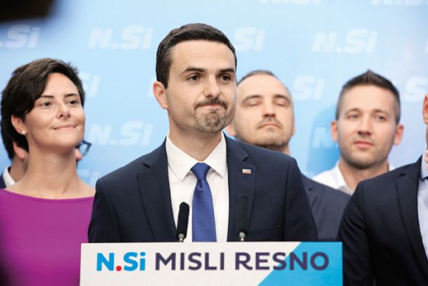 Predsednik NSi Matej Tonin, sicer tudi obrambni minister v Janševi vladi, in njegovi strankarski kolegi ter kolegice 