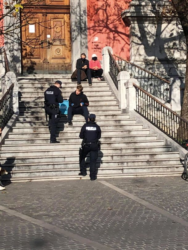 Vrhunec kaznovalne politike: policisti so oglobili raznašalca hrane, ker je želel pojesti svojo malico na stopnišču pred Frančiškansko cerkvijo v Ljubljani