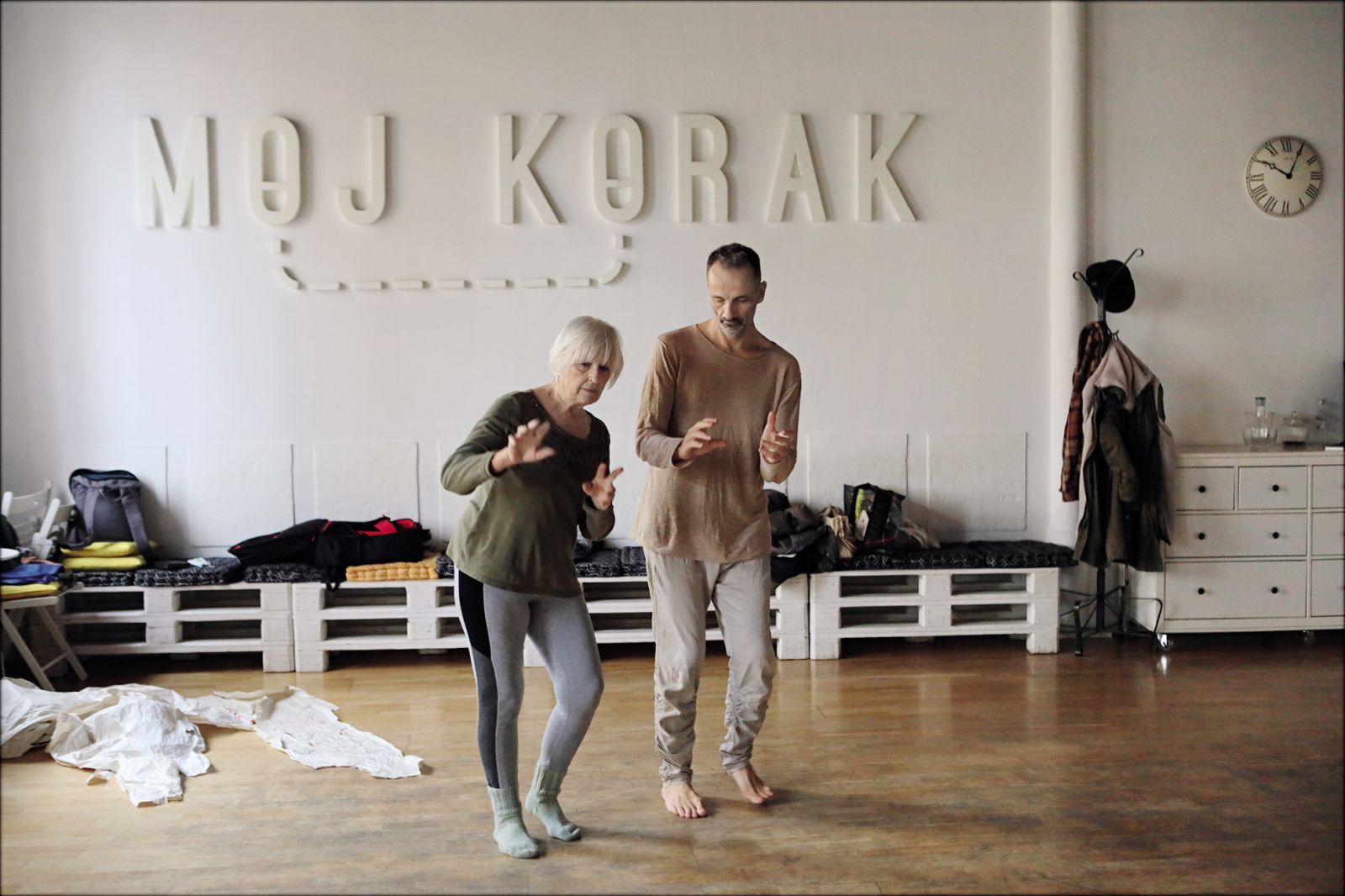 DISKOrespondenca št. 22 – DISKOlektiv in Marjeta Kamnikar, Plesni studio Moj korak, LJ / | Sunčan Stone