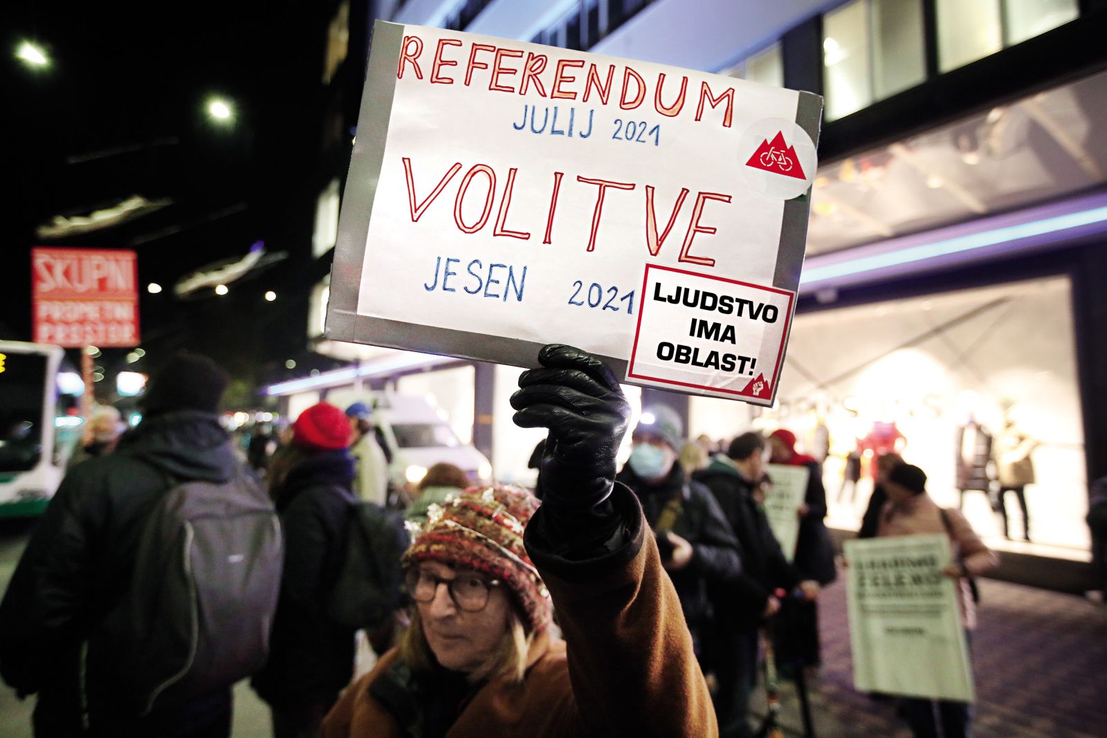 V Sloveniji ima oblast ljudstvo, poslanci so predstavniki vsega ljudstva in niso vezani na kakršnakoli navodila. 