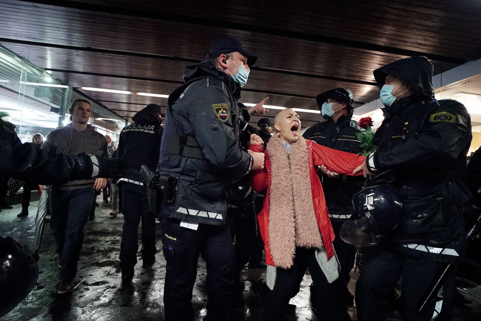 Sredin protest v Ljubljani: še vedno je edini sogovornik protestnikov policija | Andi Konglot