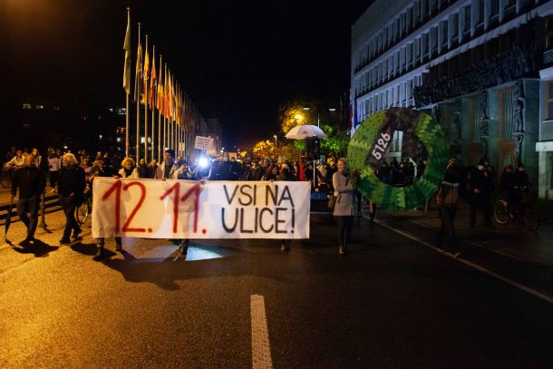 Zadnji petkov protivladni protest pred parlamentom v Ljubljani 