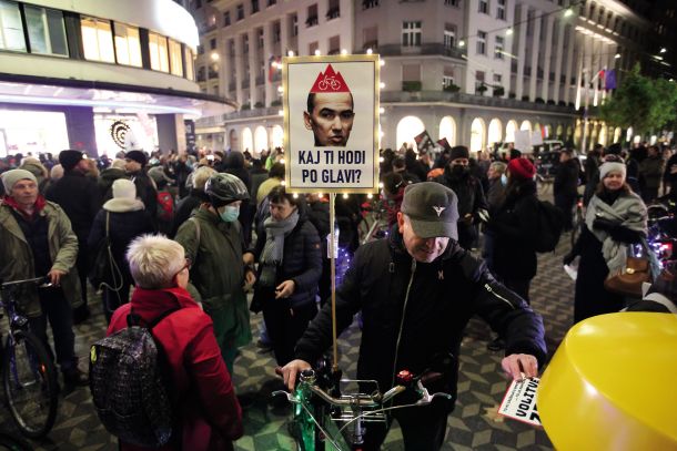 Oddaja razglednic za vladne predstavnike na ljubljanski pošti.  To ni grožnja s smrtjo … to je zahteva za volitve zdaj.   