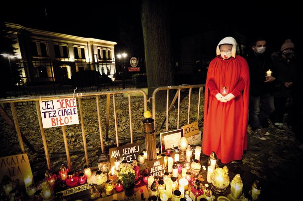 »Tudi njeno srce je še vedno utripalo« - sveče in protest v Varšavi pred stavbo poljskega ustavnega sodišča