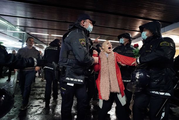 Sredin protest v Ljubljani: še vedno je edini sogovornik protestnikov policija 