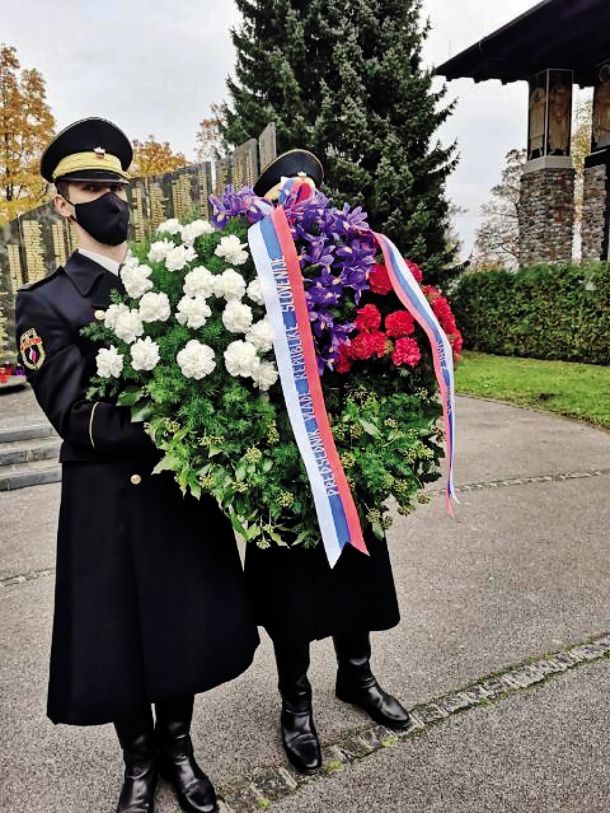 Slovenska gardista v imenu predsednika vlade polagata venec na obeležje »Slovenske narodne vojske« / 