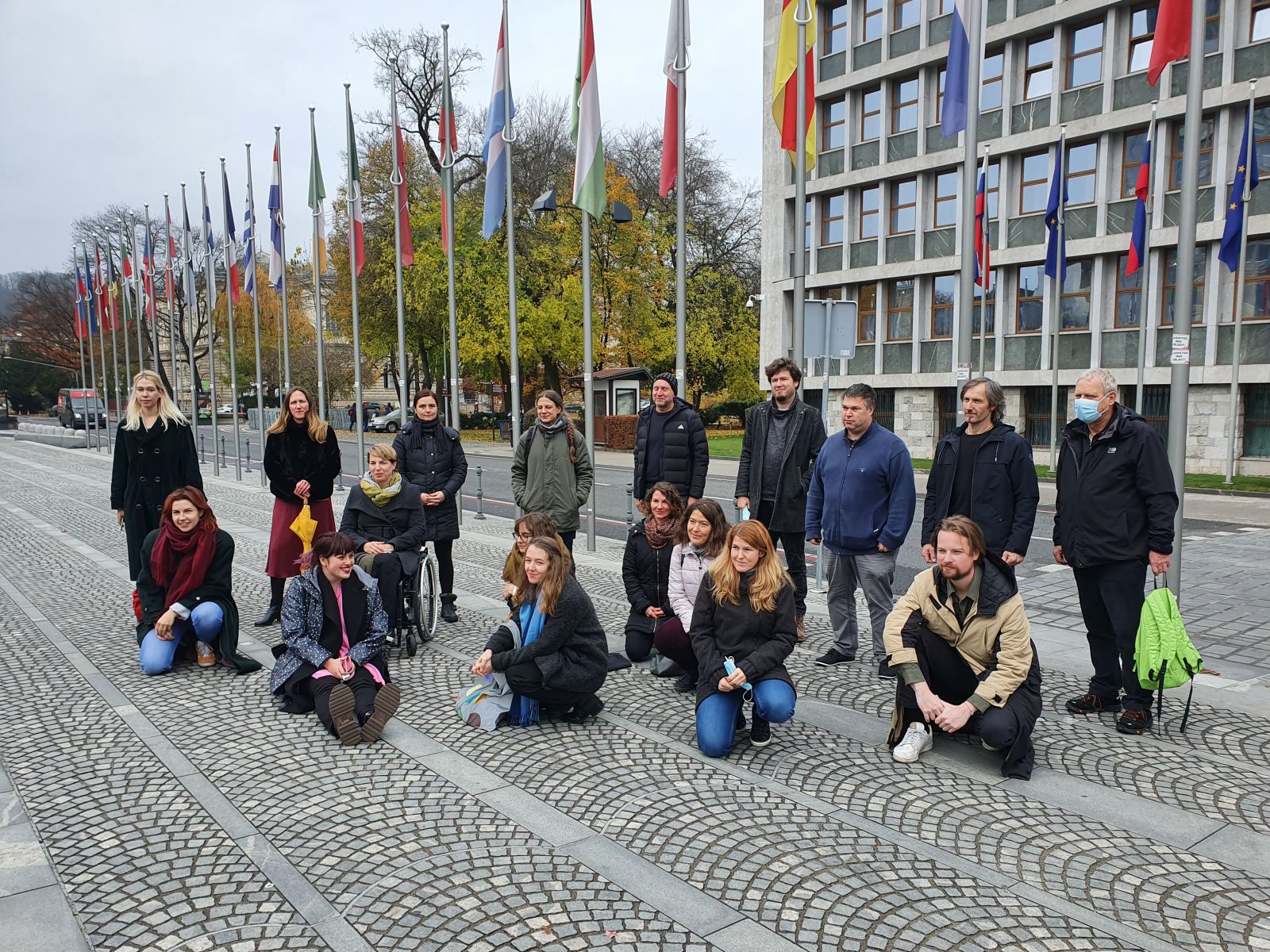 Predstavniki okoljevarstvenih in drugih civilnih organizacij na današnji novinarski konferenci pred parlamentom v Ljubljani