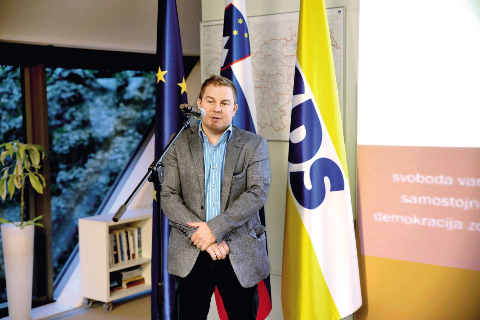 Borut Dolanc, 44-letni elektrotehnik, ki so ga v SDS letos poleti potrdili za generalnega sekretarja stranke, je predvsem poštni delavec pri kadrovskih vprašanjih SDS. A vendarle strah in trepet uprav v državnih podjetjih.