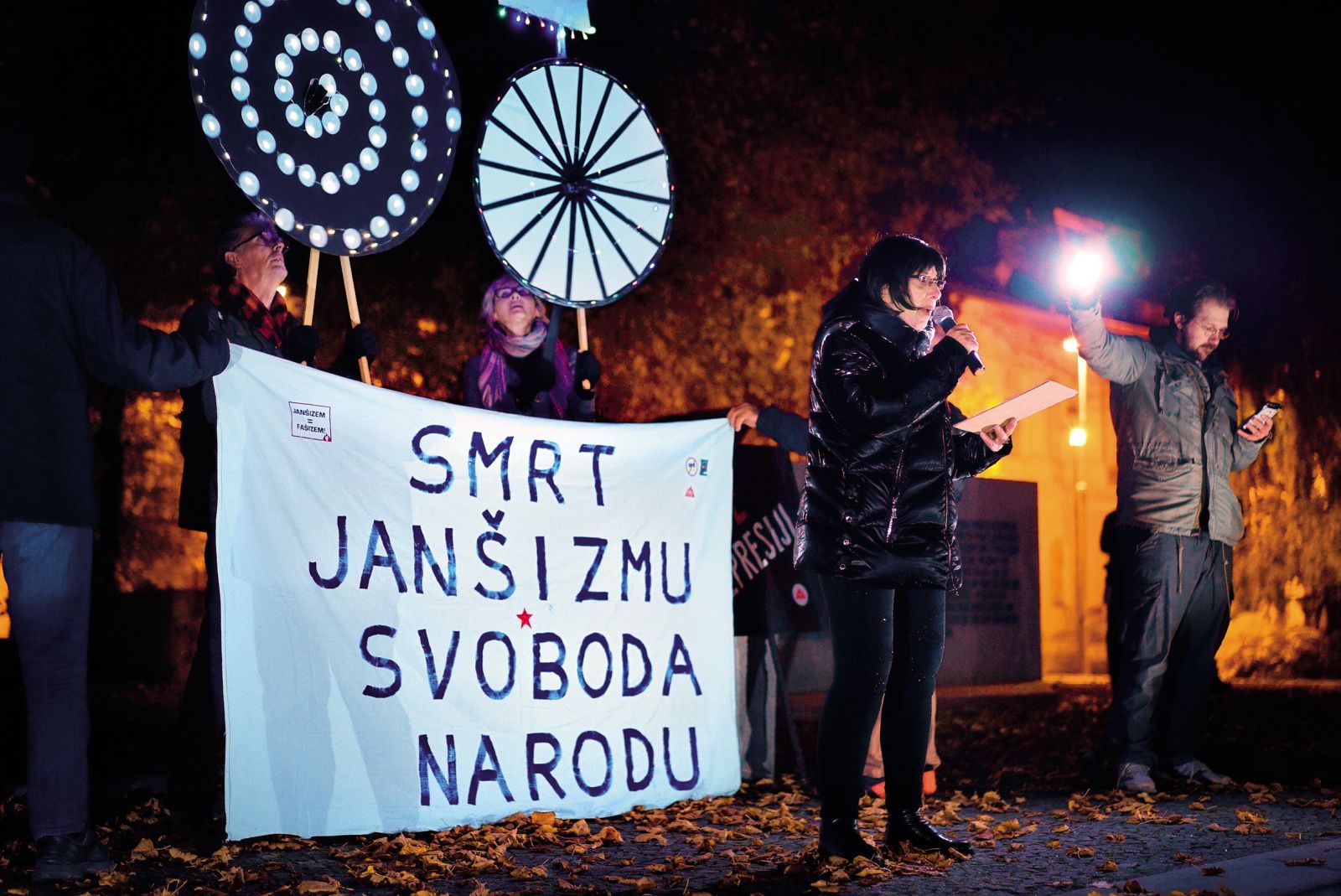 Pesnica Svetlana Makarovič med prebiranjem pesmi Vladavina gospodarja muh