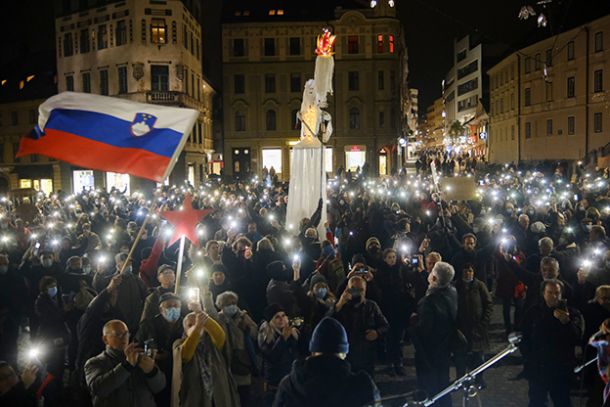 Prižgani mobilniki na Prešernovem trgu