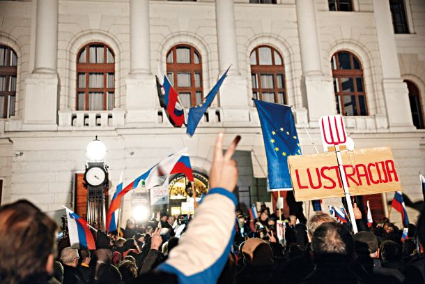 Protesti podpornikov SDS in njenega predsednika Janeza Janše pred osrednjo sodno stavbo, ki so se začeli leta 2014 in se vrstili več let.