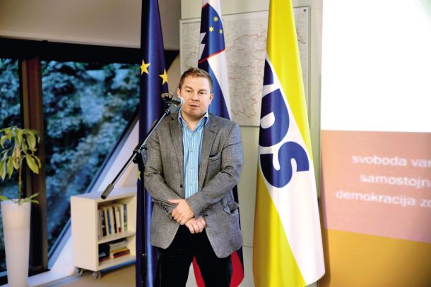 Borut Dolanc, 44-letni elektrotehnik, ki so ga v SDS letos poleti potrdili za generalnega sekretarja stranke, je predvsem poštni delavec pri kadrovskih vprašanjih SDS. A vendarle strah in trepet uprav v državnih podjetjih. 