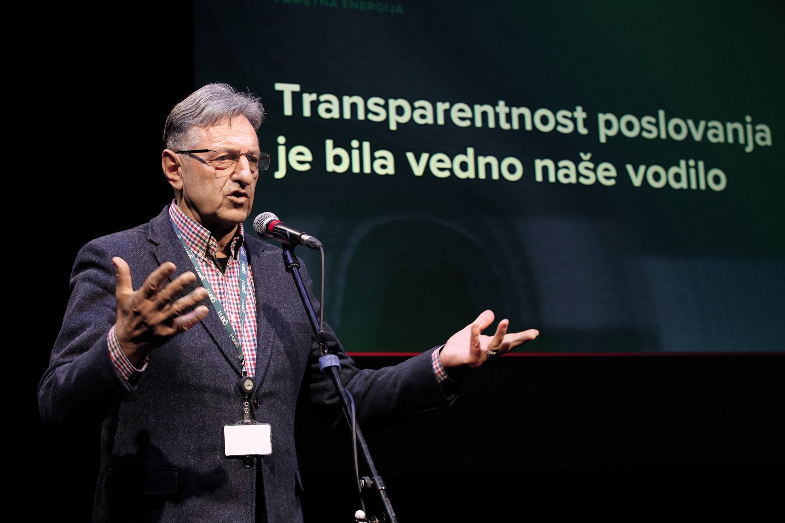 »A ti si na Gen-I? Saj tam je predsednik Robert Golob,« je Antonu Krkoviču po telefonu dejal doktor davčnih utaj in Janšev svetovalec Rok Snežič. »Ja, in?« mu je rekel Krkovič. »Njega bomo umaknili,« mu je odvrnil Snežič. »Zakaj pa?« Nato je nastala tišina. »Čakaj, sva na redni telefonski liniji. Dobili se bomo na kosilu skupaj z Borutom Dolancem (generalni sekretar stranke SDS, op. a.), pa se bomo tam o tem zmenili,« je zaključil Snežič.