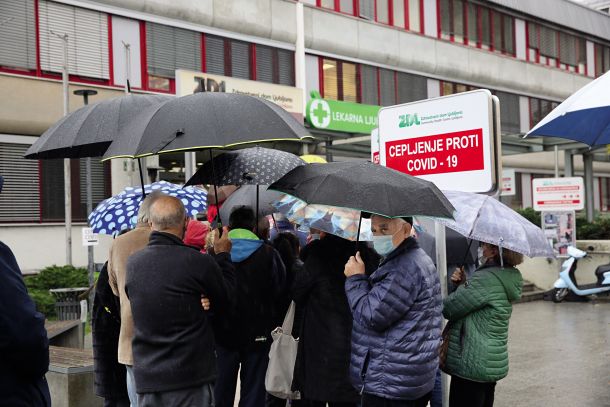 Vrsta za tretji odmerek v Ljubljani (fotografija je bila posneta 3. novembra 2021)