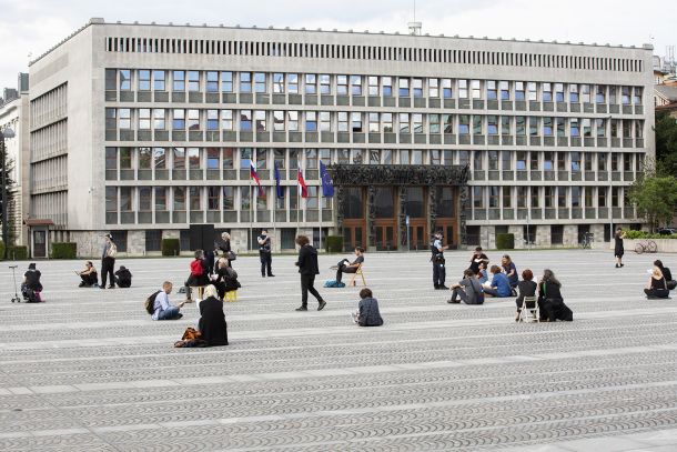 Mirno branje ustave na Trgu republike pred parlamentom