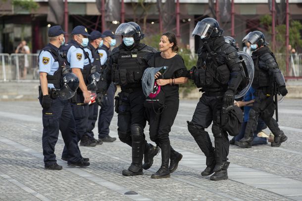 Policisti so nasilno odstranjevali miroljubne protestnike, ki so pred parlamentom zgolj brali ustavo