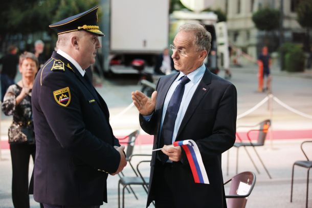 Notranji minister Aleš Hojs in nekdanji generalni direktor policije Anton Travner, ki je po ministrovih navodilih začel čistko v policiji. 