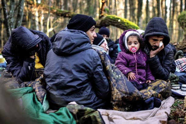 Člani kurdske družine blizu poljsko-beloruske meje. V gozdu naj bi preživeli 20 dni, trdijo, da jih je Poljska kar osemkrat vrnila nazaj v Belorusijo. 