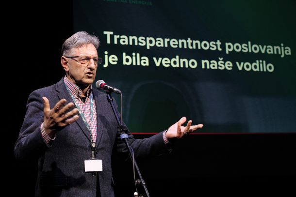 »A ti si na Gen-I? Saj tam je predsednik Robert Golob,« je Antonu Krkoviču po telefonu dejal doktor davčnih utaj in Janšev svetovalec Rok Snežič. »Ja, in?« mu je rekel Krkovič. »Njega bomo umaknili,« mu je odvrnil Snežič. »Zakaj pa?« Nato je nastala tišina. »Čakaj, sva na redni telefonski liniji. Dobili se bomo na kosilu skupaj z Borutom Dolancem (generalni sekretar stranke SDS, op. a.), pa se bomo tam o tem zmenili,« je zaključil Snežič.