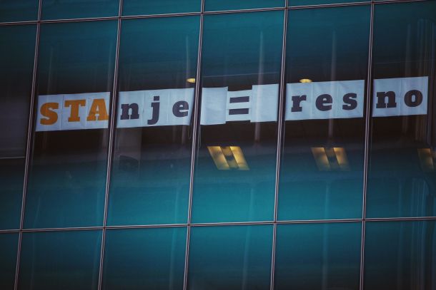 »Avtocesta v pekel je tlakovana z mediji, ki so jih politiki pretvorili v svoja glasila«