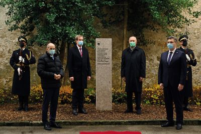 Odkritje spominske plošče, na kateri piše, da so se na gradu Otočec leta 1991 sestajali delegati obeh vlad (na fotografiji tedanja predsednika vlad Lojze Peterle in Franjo Gregurić ter sedanja Janez Janša in Andrej Plenković)